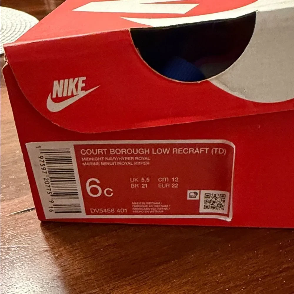 Nike Kids Size 6 Child Navy and Orange Sneakers